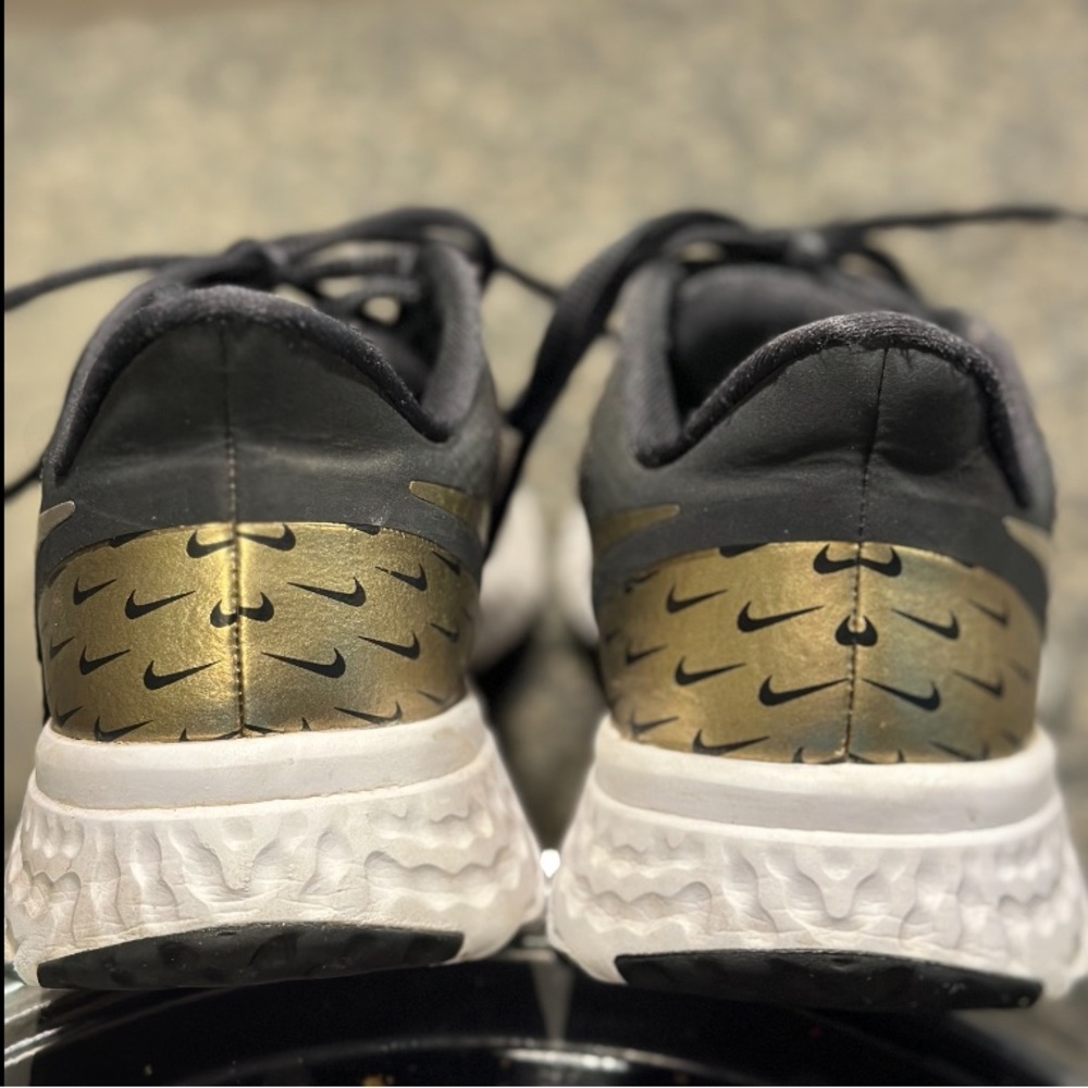 Nike Revolution 5 Premium 'Black Metallic Gold' - Picture 3 of 9